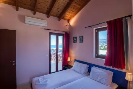 Makrigialos: Athena 3 bedroom Holiday Villa with Private Swimming Pool, Wifi Отели в г. Makris Gialos