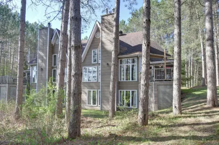 Mont Tremblant getaway with A/C Отели рядом с достопримечательностью «Ski de fond Mont-Tremblant»