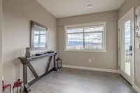 Luxury 2 bed suite just 4 minutes to downtown!