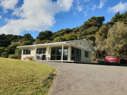 Bush backdrop, privacy and Bay views Hotels in Whangarei Heads