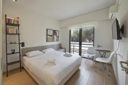 Sea Breeze Spacious Apt near Vouliagmeni Beach Отели в г. Вари-Вула-Вулјагмени