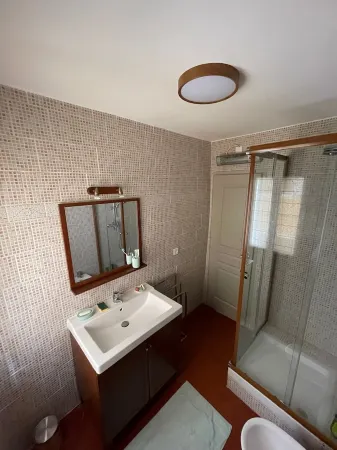 Charming, fully-equipped 2-room apartment in the heart of the village Отели в г. Борм-Ле-Мимоза