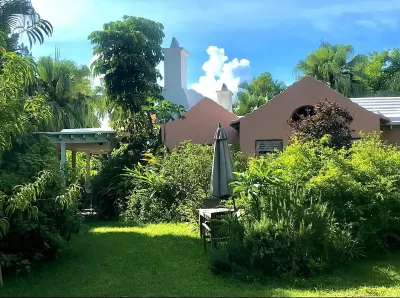 Magical private estate:3 bed Sage Cottage,big porch near Cambridge Beaches & fun Hotels near Bermuda Arts Centre