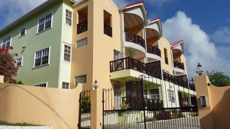 Beautiful Condo with Fantastic Sea and Sunset Views Отели рядом с достопримечательностью «Редут Бич»