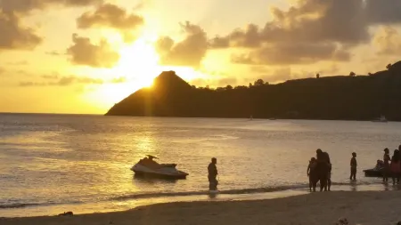 Beautiful Condo with Fantastic Sea and Sunset Views Отели рядом с достопримечательностью «Редут Бич»