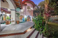 Steps from the beach ! Stunning Villa w/ concierge, butler, doorman.