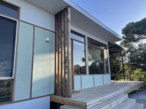Alloca Beach Shack - Contemporary take on a 1950's beach shack