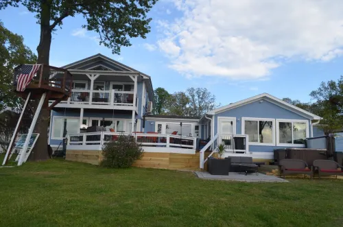 GRAND PANORAMIC RETREAT, 6 BR, 3 BA, 300' Lakefront, Hot Tub, Dock & Launch! NEW