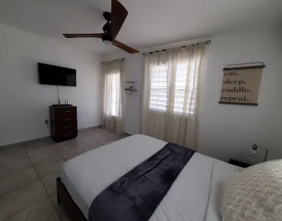 Aguadilla Sunset Apt with electricity water AC WIFI 8 minute walk from Crashboat Hotels in der Nähe von Crash Boat Beach