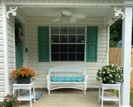 Cozy Dream Cottage/short distance from beautiful white sand beaches