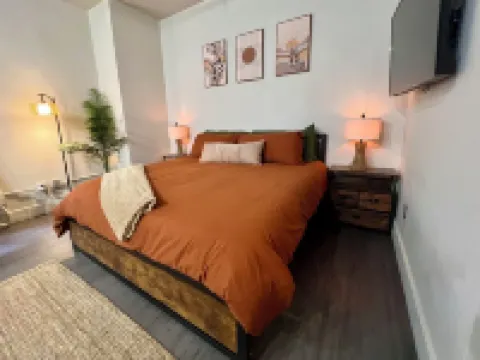 Boho Haven with Free Parking, Wifi and King Bed, Walk to Clubs, U of A and Food