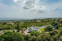 The Captain's House 3 Bed Villa with pool, gardens, peak & ocean views