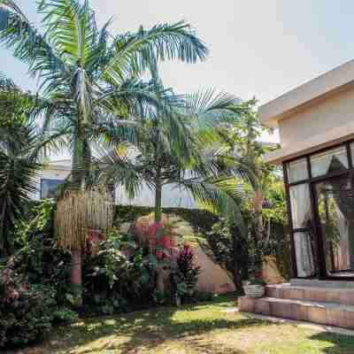 Serene home with enough bedrooms and bathrooms for a family travelling together. Hotel Exterior