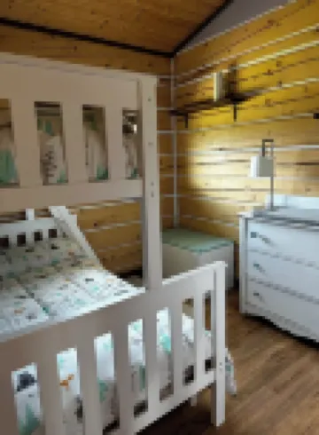 Beautiful relaxing Log Chalet with amazing view of Saint-Elias Mountain range.