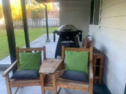 Modern, stylish, bright and peaceful 2 Bedroom New Suite. Fully licensed