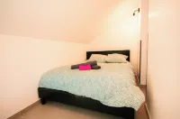 Large studio with parking space, City center, 20 min walk to lake