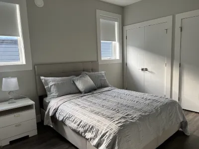 Quiet Bright Luxurious & Clean Private Modern Suite with free Parking  & A/C
