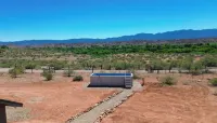 Pool, Sauna, Hot Tub, King Beds, easy access to Sedona! No checkout chores!