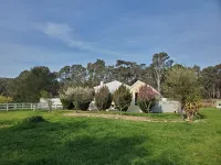 Cosy and historic 2-bedroom apartment. 5kms from Castlemaine. 2kms from Calder. Hotels near XXXX Antique Complex