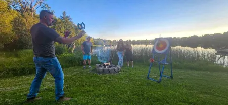 Le Duc on the Lake - Cozy waterfront Cottage Отели в г. Сент-Андре-Авеллен