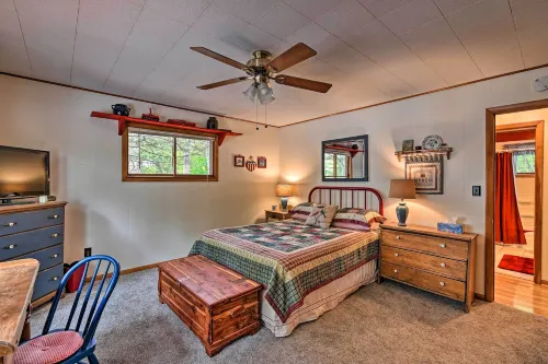 Quiet Retreat on Lake w/ Kayaks, Boats + Bikes! - parking
