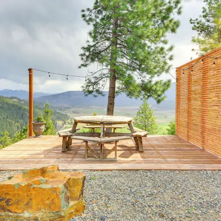 Balcony & Patio w/ Mtn Views! Bonners Ferry Escape