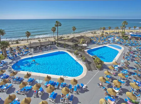 Sunset Beach Club Hotel Apartments Отели рядом с достопримечательностью «Памятник Коломаресу»