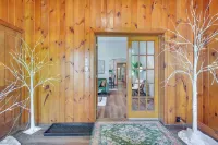 Cozy Pennsylvania Retreat Near Hiking and Golfing! - Parking