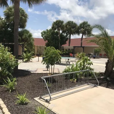 Island Sun Inn & Suites - Historic Venice & Beach Getaway