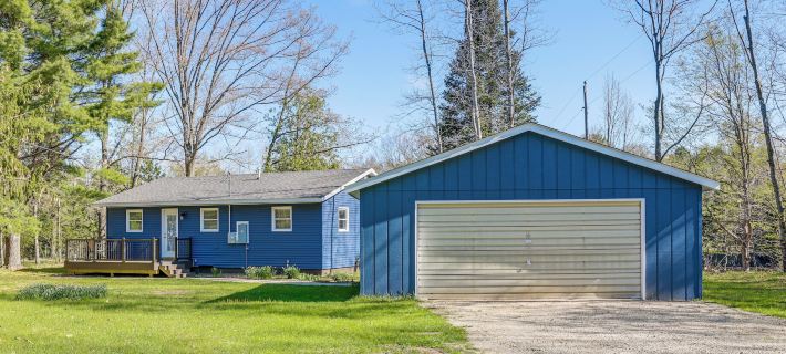 Fish & Hike: Riverfront Cabin in Paris Hotels in Mecosta County