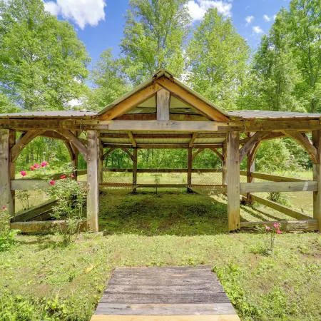 All-Season Sunroom and Hot Tub Marion Cabin Retreat