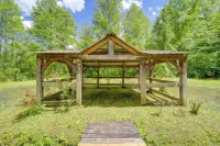 All-Season Sunroom and Hot Tub Marion Cabin Retreat - 4 étoiles