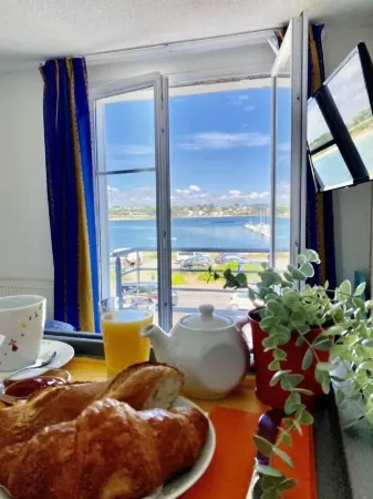 Couett'Hôtel Brest Port de Plaisance, les Pieds Dans l'Eau Отели в г. Ландевеннек