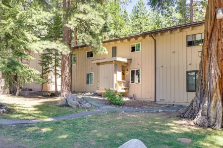 1 Mi to Beach: Cozy Incline Village Condo! Отели рядом с достопримечательностью «Санд Харбор»