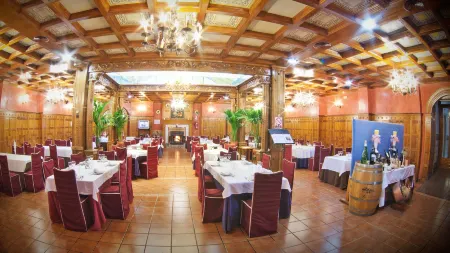 Hotel Plaza Manjón Отели рядом с достопримечательностью «Fuente De Los Cerezos»