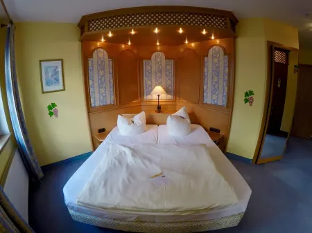 Hotel Spanischer Hof Отели рядом с достопримечательностью «Кляйне Лаузитц - Эрлебнис-Миниатуренпарк-Эльстерверда»