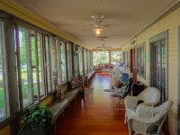 Lake Ripley Lodge w Lake Front Rooms, Grand Porch, Kayaks & Paddleboard Hotels in Fort Atkinson