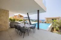 Villa Seven Seas with Heated Pool and Jacuzzi by the Sea