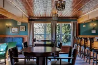 The Inn of Lake George - bar