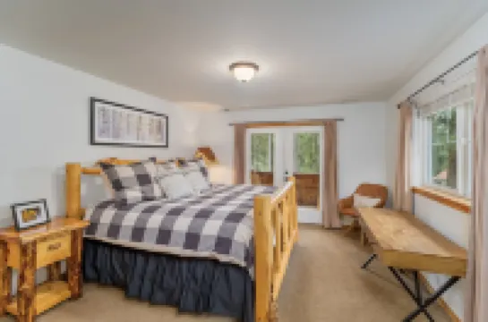 Just Plain Getaway 3 Bedroom Home by NW Comfy Cabins by RedAwning