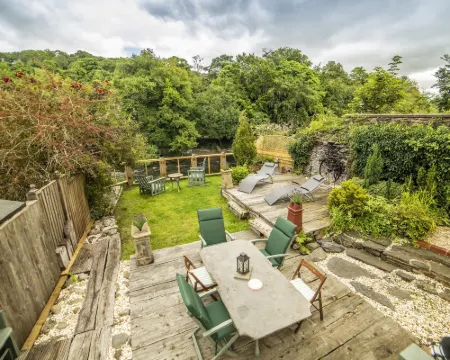 Self Catering Accommodation, Cornerstones, 16th Century Luxury House Overlooking the River Hotels in Llangollen