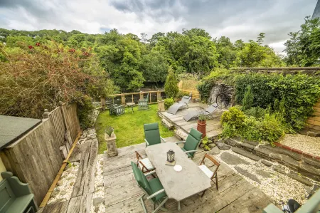 Self Catering Accommodation, Cornerstones, 16th Century Luxury House Overlooking the River Отели рядом с достопримечательностью «Blackwood's»