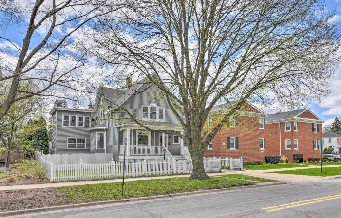 Spacious Oak Park Home, 11 Mi to Downtown Chicago!