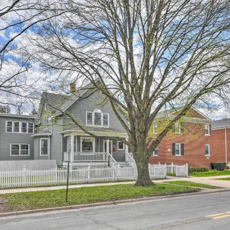 Spacious Oak Park Home, 11 Mi to Downtown Chicago!