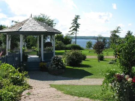 Highlands Four Season Resort Отели в г. Calabogie