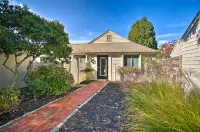 2 Mi to Beach: Retreat w/ Pool & Grill in Mashpee! - 駐車場