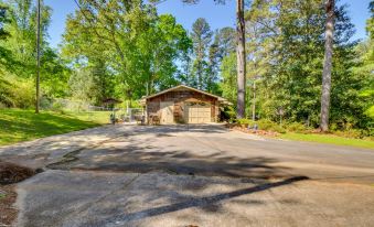 Whimsical Athens Home - 3 Mi to Sanford Stadium