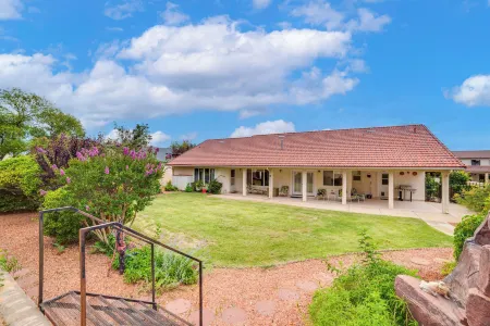 3 Mi to Lake Powell: Home w/ Patio & Waterfall