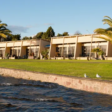Oasis Beach Resort Hotels near Ngātoroirangi Mine Bay Māori Rock Carvings