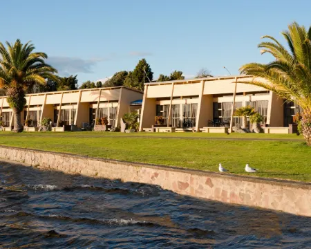 Oasis Beach Resort Hotels in Taupo